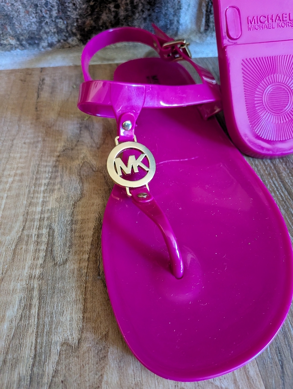 Michael Kors Hot Pink Jelly Thong Sandals with Gold MK Charm Sz 9 - Picture 5 of 5